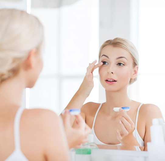 woman putting contact lenses