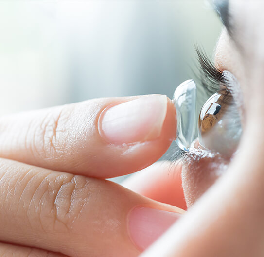 woman putting contact lenses